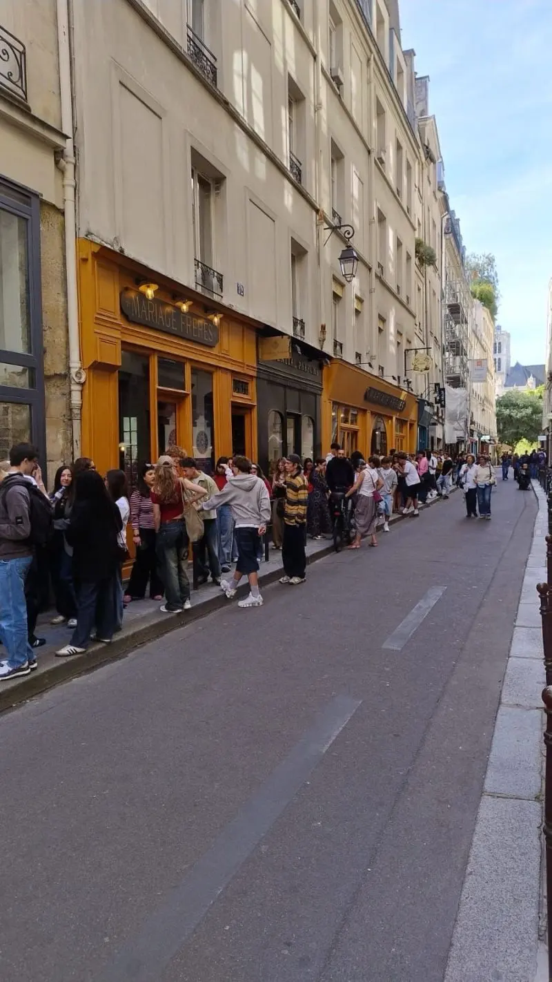 The queue outside the bodega on the day of Raska’s sale